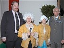 Norbert Sinn und Bernhard Müller freuen sich über die Show der Schüler. (Bild öffnet sich in einem neuen Fenster)