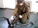 Das Gewehr wiegt immerhin mehr als 38 kg. (Bild öffnet sich in einem neuen Fenster)
