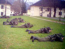 Ohne Schutz müssen die Soldaten so flach wie möglich auf den Boden. (Bild öffnet sich in einem neuen Fenster)