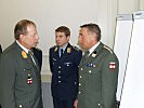 Brigadier Hufler, l., im Gespräch mit den Tutoren. (Bild öffnet sich in einem neuen Fenster)