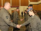 Brigadier Egger verleiht die Abzeichen an die Klassensprecher. (Bild öffnet sich in einem neuen Fenster)