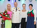 Brigadier Egger und Gattin Gabi, r., bedankten sich bei den Dancingstars. (Bild öffnet sich in einem neuen Fenster)