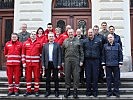 Brigadier Egger, Mitte, mit den Gästen. (Bild öffnet sich in einem neuen Fenster)