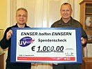 Brigadier Egger übergab die Spende an Bürgermeister Karlinger. (Bild öffnet sich in einem neuen Fenster)