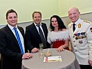 Generalleutnant Schmiedseder rmit Gattin genießen den Ball. (Bild öffnet sich in einem neuen Fenster)