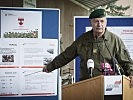 Der Akademiekommandant informiert Journalisten. (Bild öffnet sich in einem neuen Fenster)