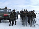 Die Soldaten bereiten sich darauf vor, eine Demonstration aufzulösen. (Bild öffnet sich in einem neuen Fenster)