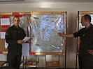 Zwei Kursteilnehmer an der Lagekarte. (Bild öffnet sich in einem neuen Fenster)