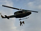 "Fast-roping", eine Einsatztechnik des Jagdkommandos. (Bild öffnet sich in einem neuen Fenster)