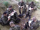 Eine Marschgruppe bei der Befehlsausgabe vor der nächsten Etappe. (Bild öffnet sich in einem neuen Fenster)