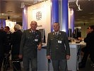 Vizeleutnant Grasl und Oberstleutnant Kastberger bei der Messe in Hamburg. (Bild öffnet sich in einem neuen Fenster)