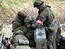 Kursteilnehmer bergen nach einem Minenunfall ihren verletzten Kraftfahrer. (Bild öffnet sich in einem neuen Fenster)
