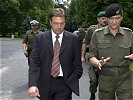 Akademiekommandant Brigadier Rotter empfängt Minister Platter. (Bild öffnet sich in einem neuen Fenster)