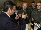 Platter mit Unteroffizieren: Danke für Einsatz und Engagement. (Bild öffnet sich in einem neuen Fenster)
