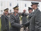 ... und gratuliert mit Generalleutnant Spinka den Lehrgangsbesten. (Bild öffnet sich in einem neuen Fenster)