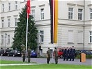 ... und ihrer offiziellen Begrüßung im Rahmen einer Flaggenparade ... (Bild öffnet sich in einem neuen Fenster)