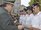 Generalmajor Segur-Cabanac gratuliert den neuen Unteroffizieren. (Bild öffnet sich in einem neuen Fenster)