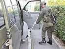 Verstärkte Sicherung: Ein Wachsoldat kontrolliert ein Fahrzeug. (Bild öffnet sich in einem neuen Fenster)