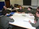 Das Team diskutiert über mögliche Änderungen der Dienstgrade. (Bild öffnet sich in einem neuen Fenster)