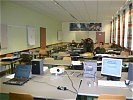 Modernst ausgestattete Lehrsäle und. (Bild öffnet sich in einem neuen Fenster)