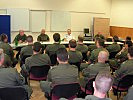 Brigadier Hufler, 2. v.r., im Gespräch mit den Teilnehmern. (Bild öffnet sich in einem neuen Fenster)
