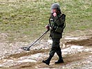 Während ein Kampfmittelbeseitiger nach weiteren Minen sucht... (Bild öffnet sich in einem neuen Fenster)
