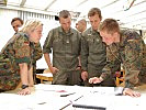 Die Soldaten bei der gemeinsamen Stabsarbeit... (Bild öffnet sich in einem neuen Fenster)