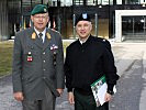 Oberst Soto, r., mit Brigadier Hufler. (Bild öffnet sich in einem neuen Fenster)