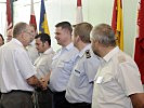 Brigadier Heinz Hufler, l., verabschiedet die Teilnehmer. (Bild öffnet sich in einem neuen Fenster)