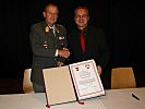 V.l.: Hufler und Karlinger erneuerten die Partnersschaft. (Bild öffnet sich in einem neuen Fenster)