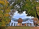 Weiß und viel Glas: Das Institut hebt sich optisch stark von der Burg ab. (Bild öffnet sich in einem neuen Fenster)