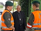 Militärbischof Freistetter im Gespräch mit Soldaten. (Bild öffnet sich in einem neuen Fenster)