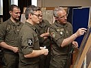 Von Persönlichkeitsbildung bis zur Stabsarbeit wird vieles angeboten. (Bild öffnet sich in einem neuen Fenster)