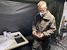 Gefreiter Gregor L. kontrolliert die Temperatur. Alles in Ordnung! (Bild öffnet sich in einem neuen Fenster)