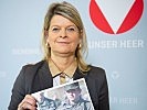 Ministerin Klaudia Tanner mit der neuen Broschüre. (Bild öffnet sich in einem neuen Fenster)