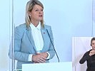 Verteidigungsministerin Klaudia Tanner während der Pressekonferenz. (Bild öffnet sich in einem neuen Fenster)