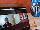 Oberst Koroknai, l., im Gespräch mit Major Claus Triebenbacher. (Bild öffnet sich in einem neuen Fenster)