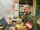 Zugsführer Erhard V. an seinem dienstlichen Arbeitsplatz. (Bild öffnet sich in einem neuen Fenster)