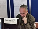 Die typische Haltung eines Logistikers: In Excel-Tabellen versunken. (Bild öffnet sich in einem neuen Fenster)