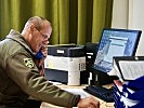 Vizeleutnant Peter-Paul Wibmer beantwortet die Fragen der Milizsoldaten. (Bild öffnet sich in einem neuen Fenster)