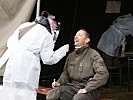 Oberleutnant M. trägt die ungewohnte Aufnahmeprozedur mit Fassung. (Bild öffnet sich in einem neuen Fenster)