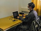 Ein Laptop und ein Telefon: Spartanische Ausstattung in seiner Kanzlei. (Bild öffnet sich in einem neuen Fenster)