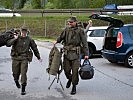 Vorarlberger Milizsoldaten auf dem Weg in die Kaserne in Bludesch. (Bild öffnet sich in einem neuen Fenster)