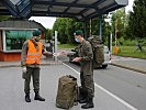 Ein Soldat am Eingang der Schwarzenberg-Kaserne in Salzburg. (Bild öffnet sich in einem neuen Fenster)