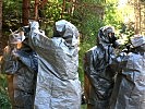 Die Soldaten üben auch die Anwendung des Schutzanzuges. (Bild öffnet sich in einem neuen Fenster)