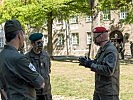Ein Instruktor der Garde erklärt seine Aufgaben in der Einsatzvorbereitung. (Bild öffnet sich in einem neuen Fenster)