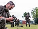 Vorbereitung zum Scharfschießen: Ausbildung an der Pistole... (Bild öffnet sich in einem neuen Fenster)