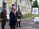 Landeshauptmann Wilfried Haslauer bei den Milizsoldaten in der Kaserne. (Bild öffnet sich in einem neuen Fenster)