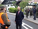 Haslauer im Gespräch mit Milizsoldaten am Grenzübergang Großgmain. (Bild öffnet sich in einem neuen Fenster)
