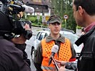 Milizsoldat Bernhard D. stellt sich den Fragen der Presse. (Bild öffnet sich in einem neuen Fenster)